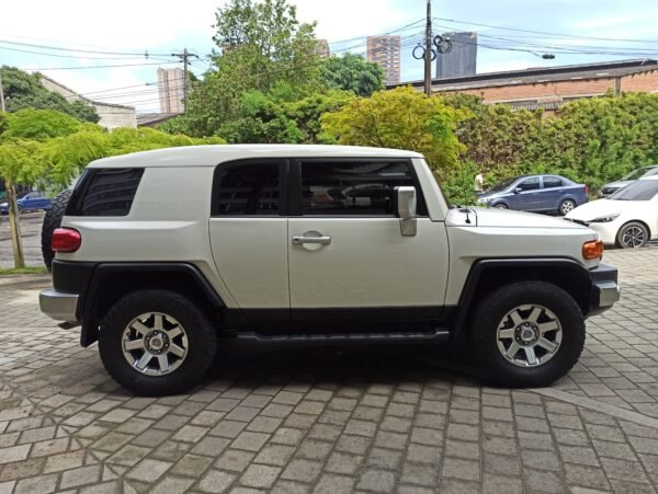 TOYOTA FJ CRUISER 4.0 V6 AUTOMATICO 2022 4X4 - Image 6