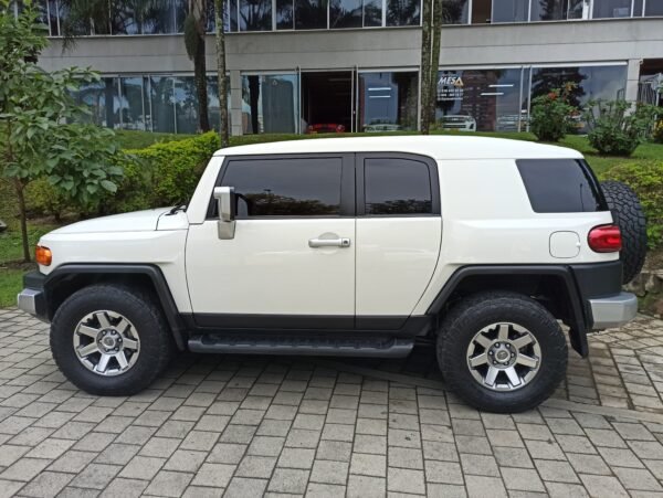 TOYOTA FJ CRUISER 4.0 V6 AUTOMATICO 2022 4X4 - Image 2