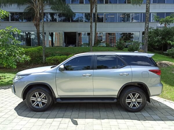 TOYOTA FORTUNER 2.4 DIESEL 2019 AUTOMATICO 4X2 - Image 2